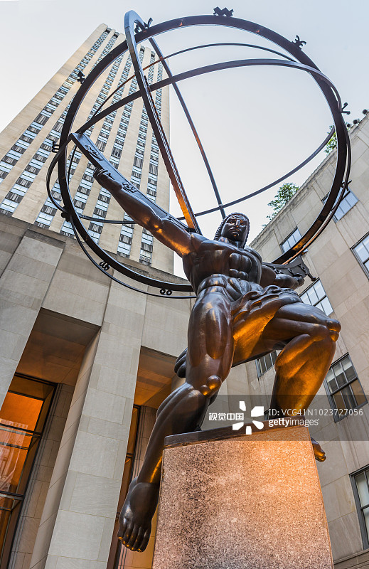 曼哈顿中城第五大道洛克菲勒中心阿特拉斯雕像和摩天大楼图片素材