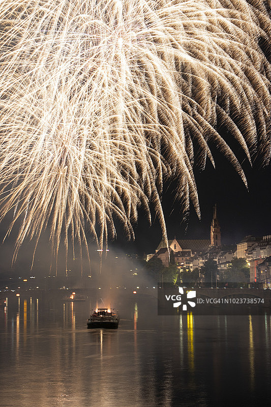 巴塞尔市上空的烟花，瑞士国庆日图片素材