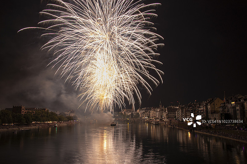 巴塞尔市上空的烟花，瑞士国庆日图片素材