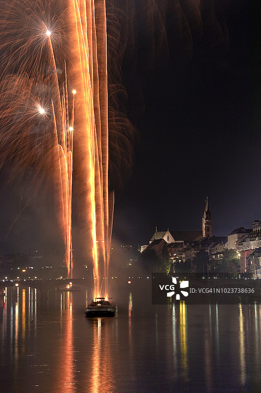 巴塞尔市上空的烟花，瑞士国庆日图片素材
