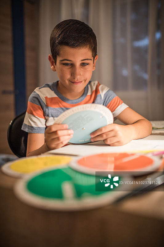 男孩做作业图片素材