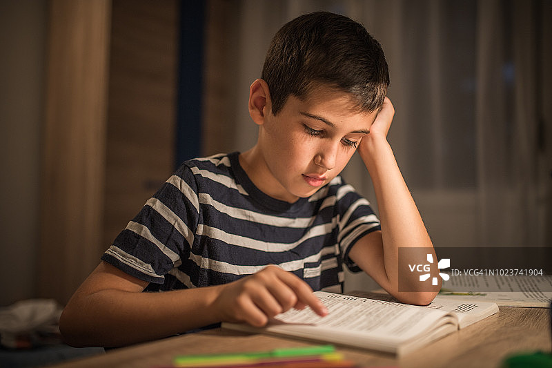 男孩做作业图片素材