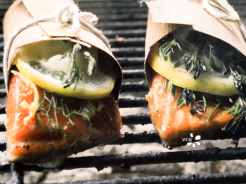 柠檬香草雪松木板三文鱼图片素材