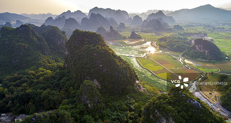 喀斯特地貌旅游区航拍图片素材