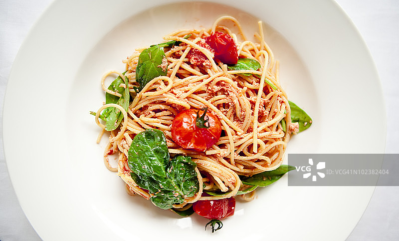 白色肠内的圣女果和意大利面图片素材