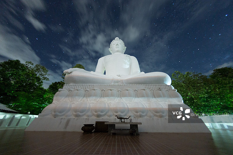 清迈帕拉特佐姆吉迪寺的白色大佛雕像图片素材