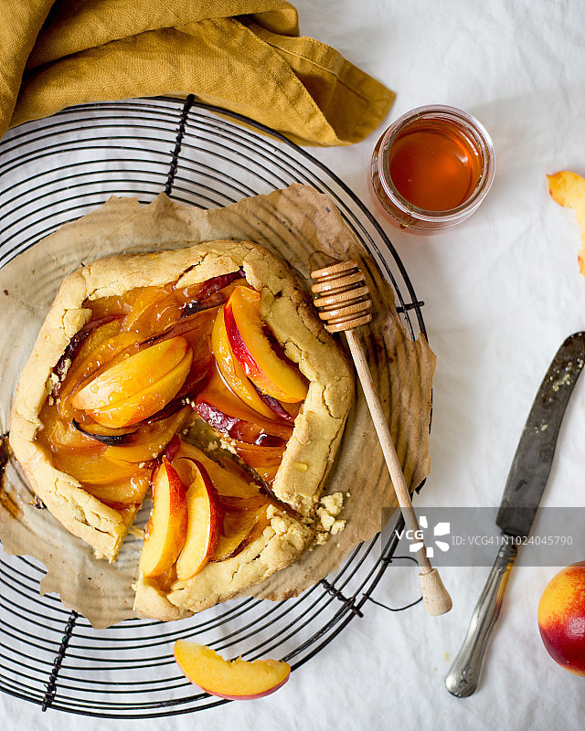 含桃子油桃的健康无麸质法式馅饼图片素材