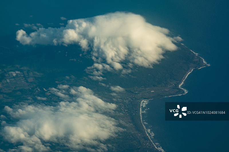 从飞机上俯瞰日本鹿儿岛县开闻岳和中国东海的云彩图片素材