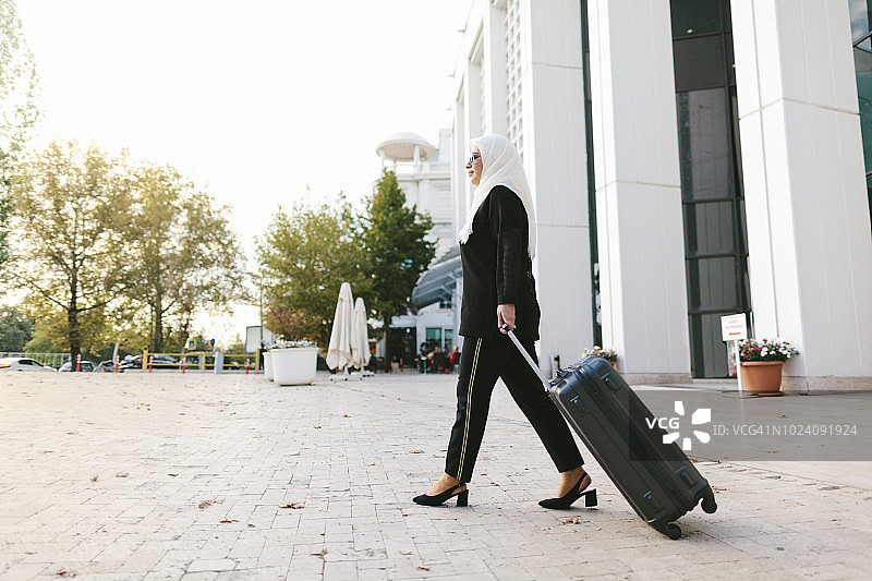 携带行李箱的穆斯林女商人图片素材