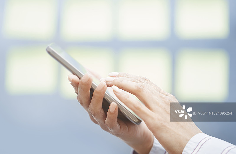 在办公室工作的女人图片素材