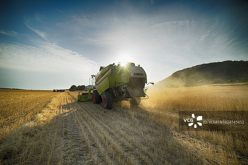 从后方看联合收割机图片素材