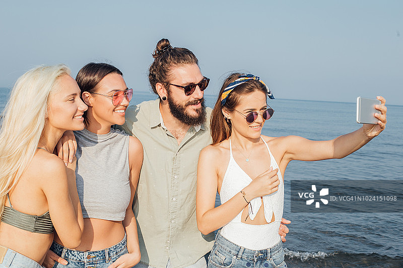 在海滩上的年轻漂亮的人们图片素材