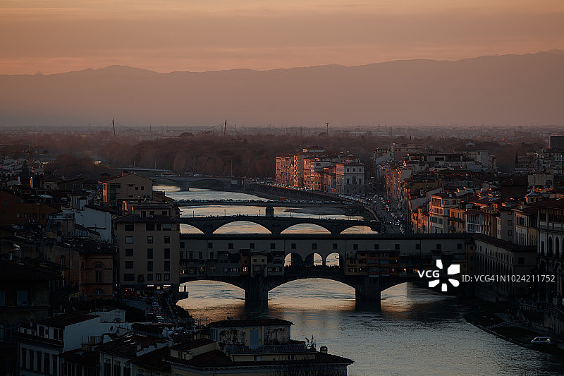 佛罗伦萨和阿诺河上的桥梁城市景观图片素材
