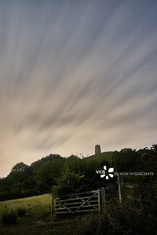 英国萨默塞特郡格拉斯顿伯里山夜景图片素材