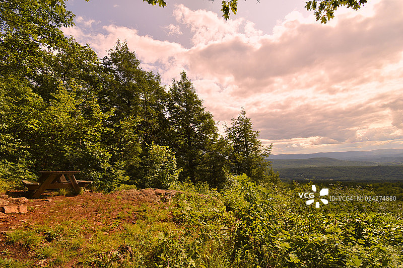 从马萨诸塞州大巴灵顿熊镇山的瞭望台看到的景色图片素材