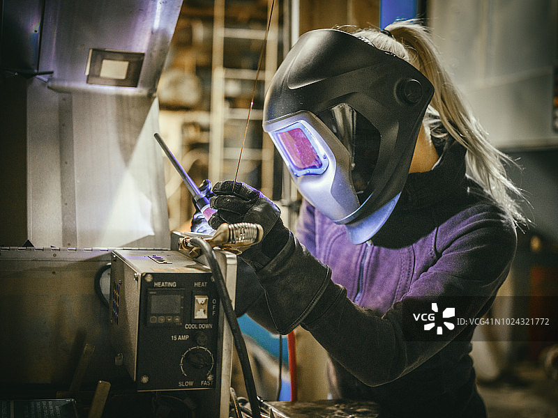 女TIG焊工图片素材