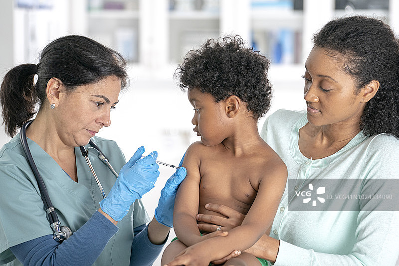 医生给孩子接种疫苗图片素材