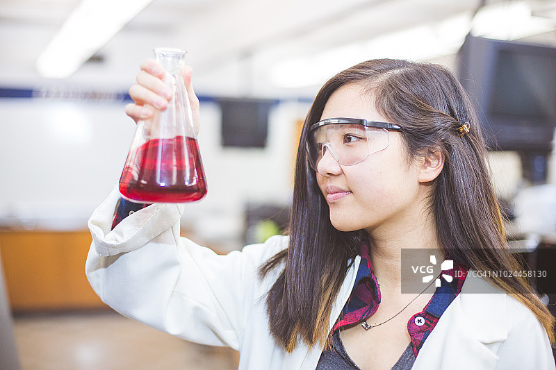 在高中科学实验室工作的女学生图片素材