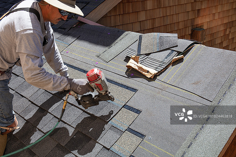 男子安装沥青屋顶图片素材