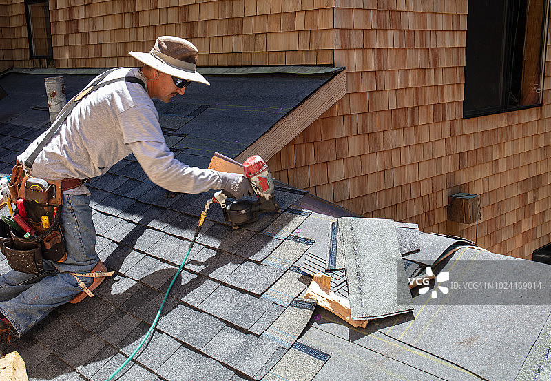 男子安装沥青屋顶图片素材