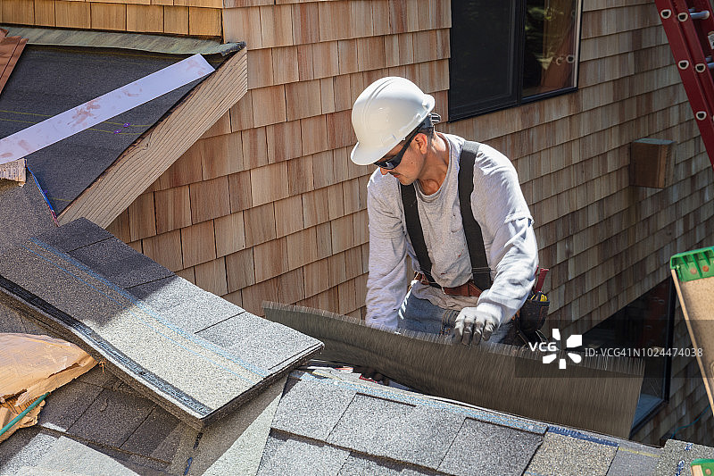 男子安装沥青屋顶图片素材