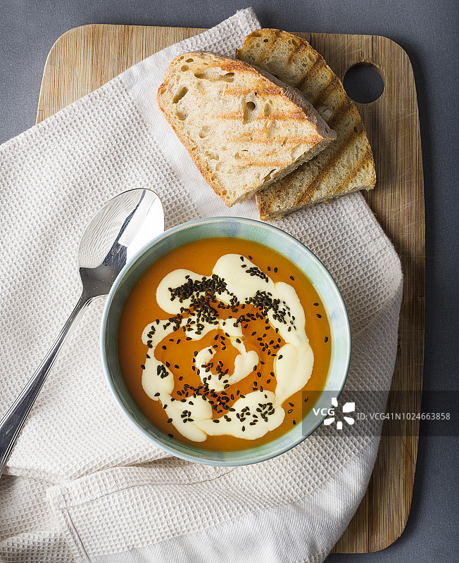 烤面包配南瓜汤图片素材