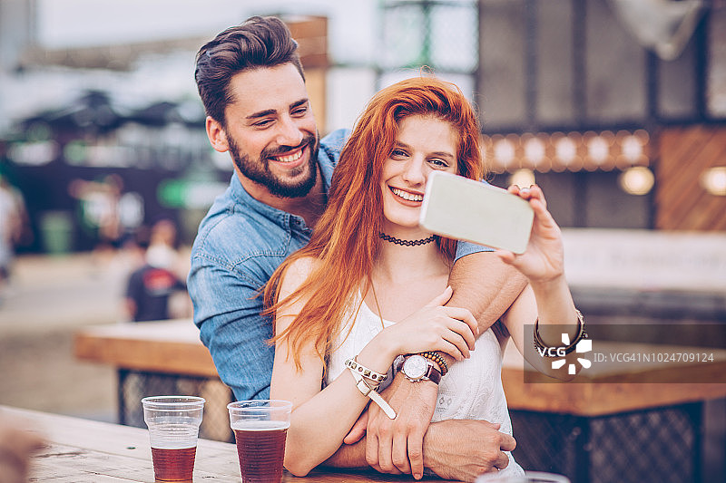 情侣参加夏季节日图片素材