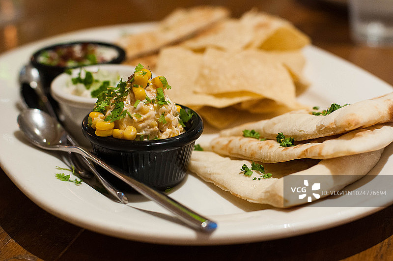 皮塔饼、薄饼和白色玉米片与蘸酱图片素材