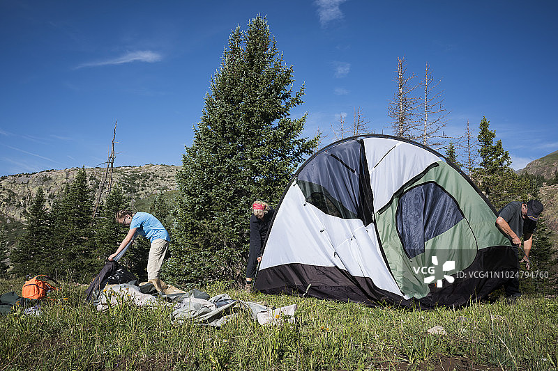 在荒野中拆除营地图片素材