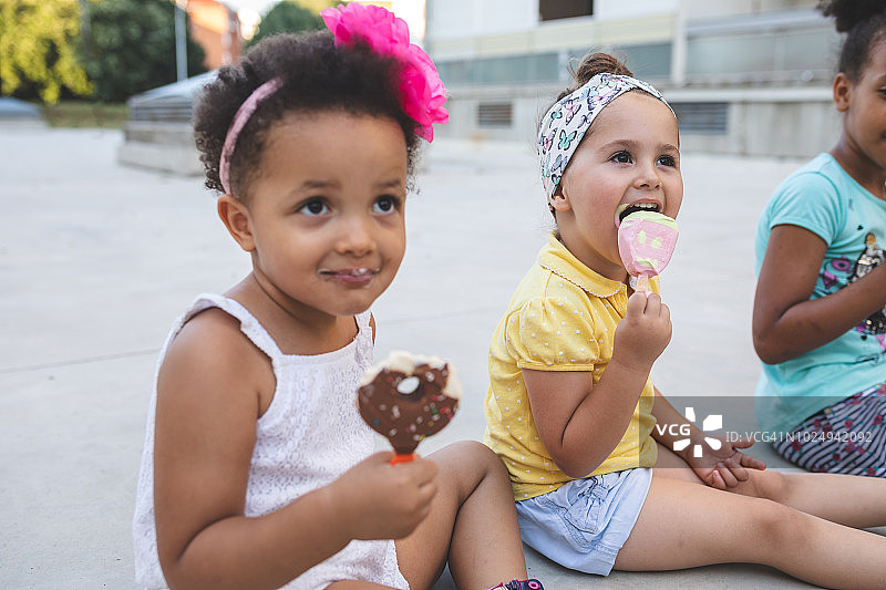 夏天吃冰淇淋的可爱凌乱的兄弟姐妹图片素材