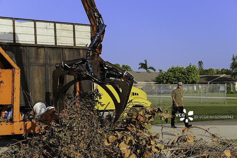 承包商清理飓风厄玛造成的破坏；美国佛罗里达州海角珊瑚图片素材
