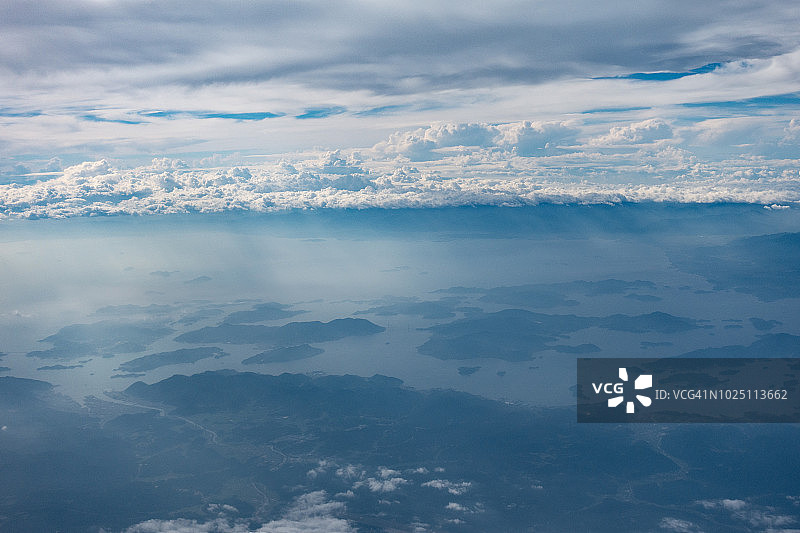 从飞机上俯瞰濑户内海和西濑户高速公路（岛波海道）图片素材