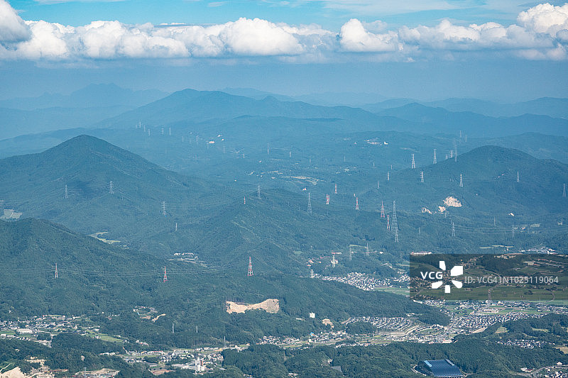 从飞机上俯瞰日本福冈县太宰府市和筑紫野市的白天景象图片素材