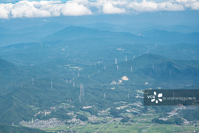 从飞机上俯瞰日本福冈县太宰府市和筑紫野市的白天景象图片素材