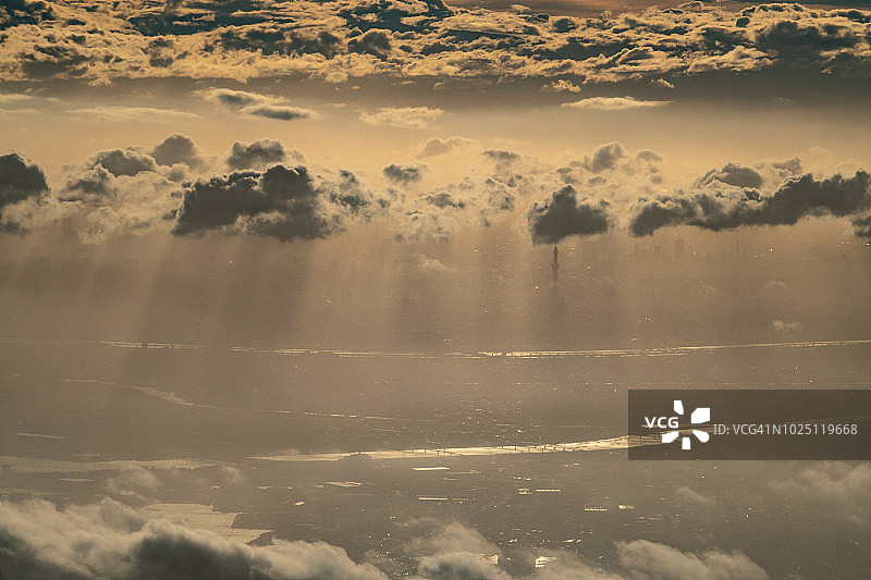 飞机上俯瞰夕阳下的东京晴空塔图片素材