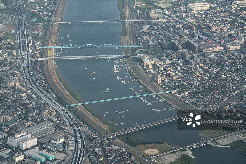 日本千叶县市川市江户川河上的码头，飞机航拍日落景观图片素材