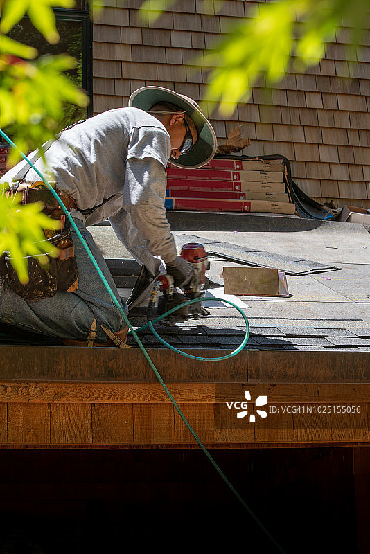 男子安装沥青屋顶图片素材