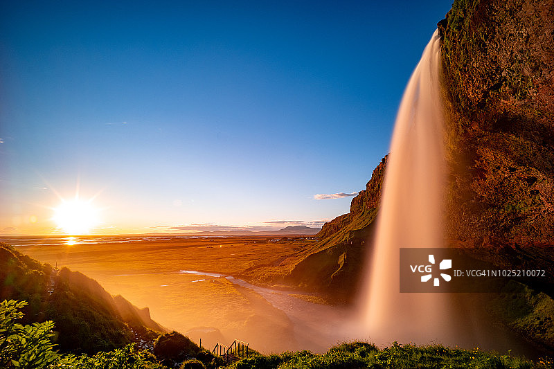 塞里雅兰瀑布：南冰岛的壮丽瀑布图片素材