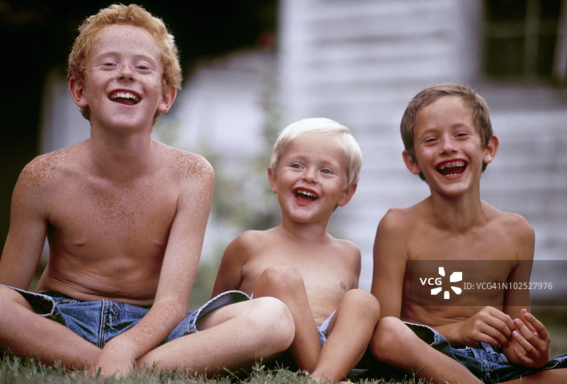 男孩们在笑图片素材