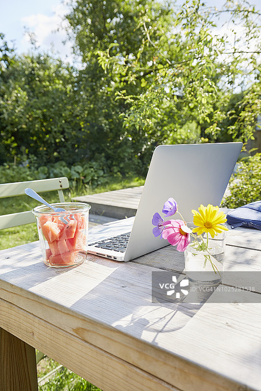 笔记本电脑、玻璃杯和西瓜片图片素材