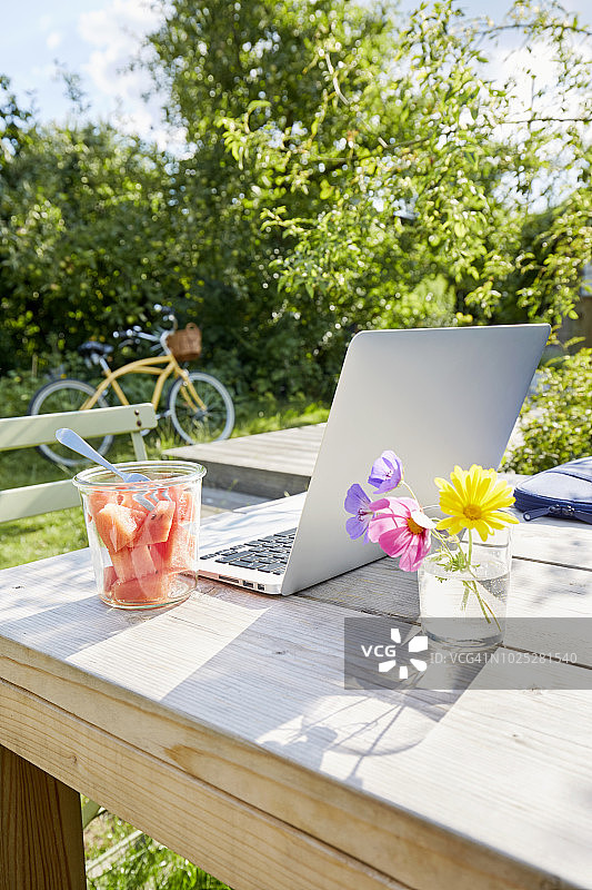 笔记本电脑、玻璃杯和西瓜片图片素材