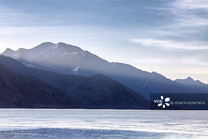 班公湖山间阳光图片素材