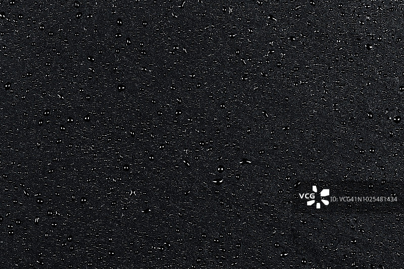 深色石材表面的水滴纹理背景图片素材