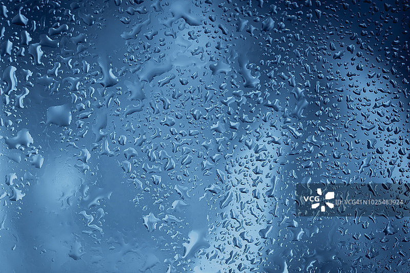 玻璃上的雨滴，透明窗户上的雨滴图片素材