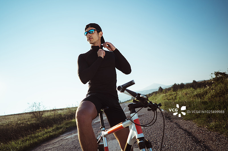 男子长途骑行后休息图片素材