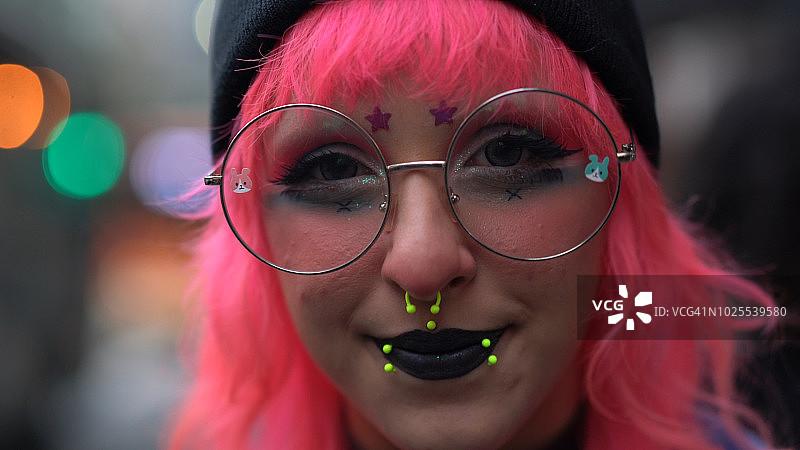 粉色头发的漫画女孩肖像图片素材