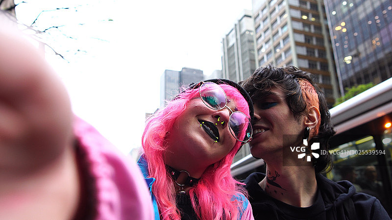 选择另类生活方式的年轻情侣自拍图片素材