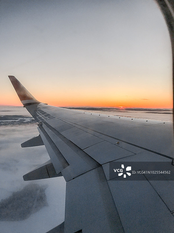 冬季飞越挪威的飞机舷窗景色图片素材