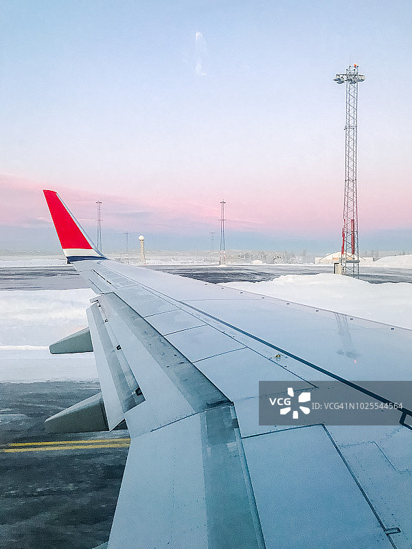 冬季飞越挪威的飞机舷窗景色图片素材