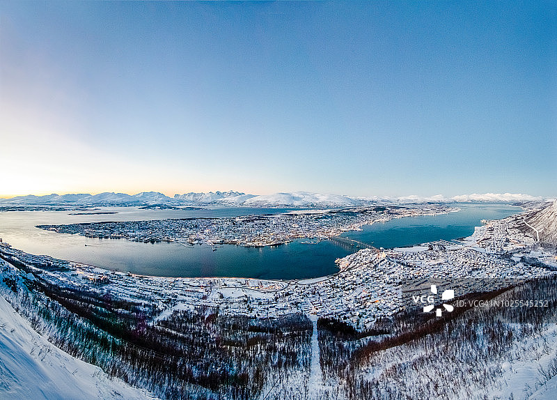 挪威特罗姆瑟，斯托尔斯泰宁山冬季雪景航拍图片素材